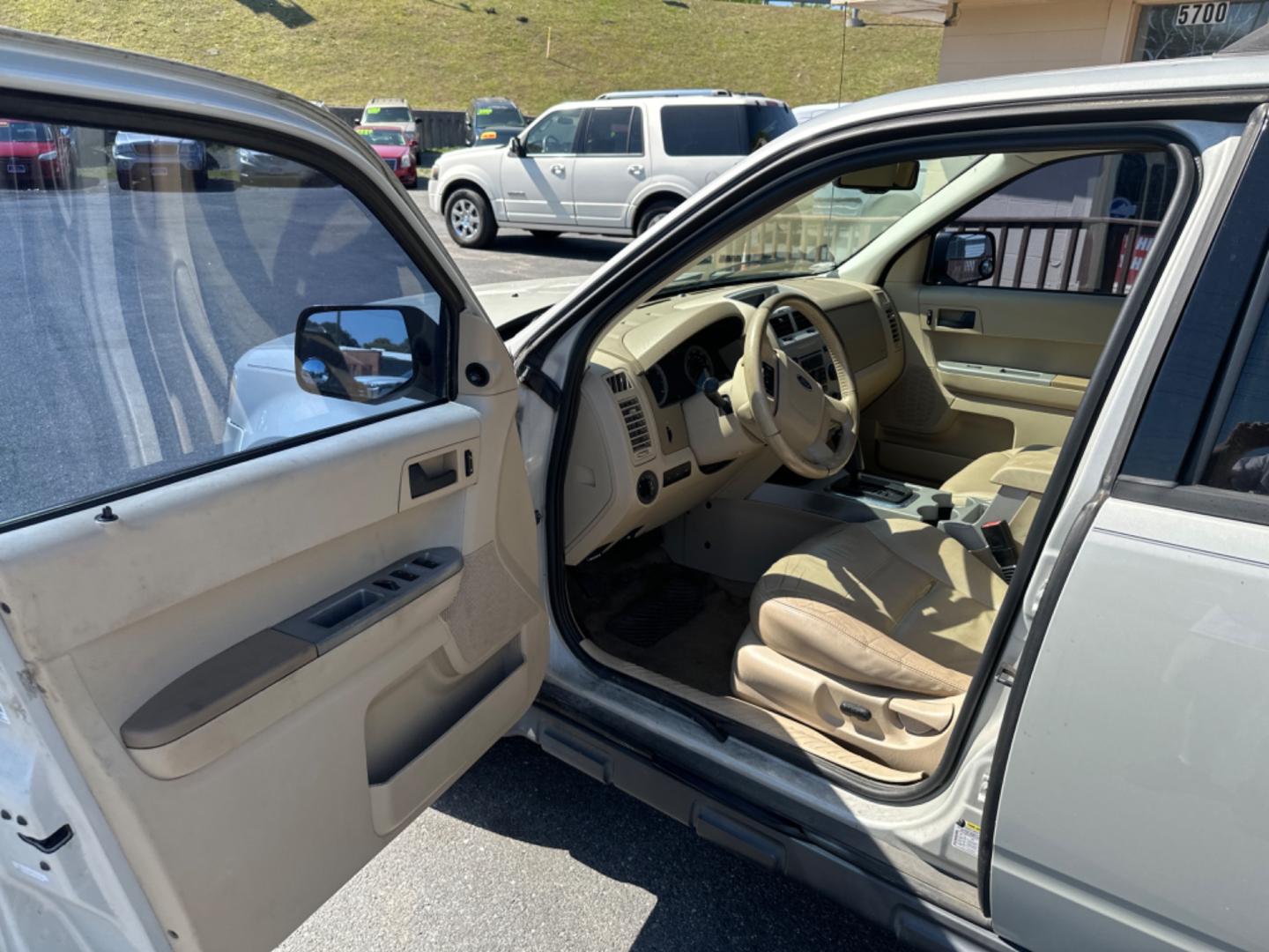 2008 WHITE Ford Escape XLT 2WD I4 (1FMCU03Z28K) with an 2.3L L4 DOHC 16V engine, 4-Speed Automatic Overdrive transmission, located at 5700 Curlew Drive, Norfolk, VA, 23502, (757) 455-6330, 36.841885, -76.209412 - Photo#8